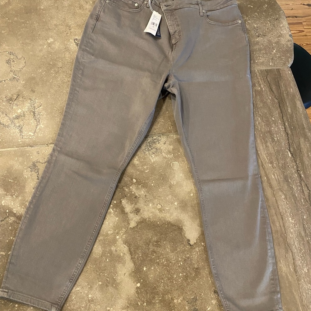 Vineyard Vines Gray High-Rise Jeans.